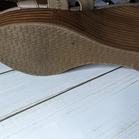 Micheal Kors Robertson Wedge - Picture 8 of 10